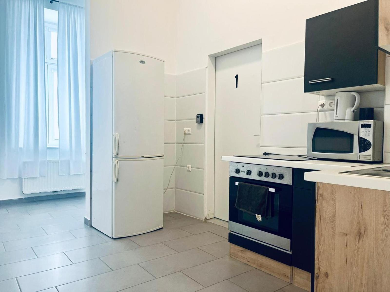 6 Min To Amusement Park - Economy Rooms In Shared Apartment Vídeň Exteriér fotografie